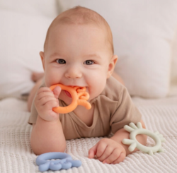 GiliGums Dětské silikonové kousátko Baby Octopus Teether, 3m+, meruňkova, 1 ks